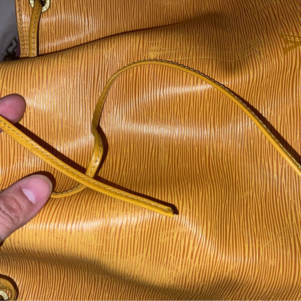 Authentic Louis Vuitton Noe Epi MM bag in canary colour - Picture 14 of 16